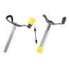 Dos tornillos para hielo cuentan con perillas amarillas y un elegante diseño de metal en espiral (uno con tapa y otro sin tapa) con manijas negras para sujetarlos. Una flecha muestra el manejo de la tapa. Para mayor seguridad, combínelos con una Correa Elástica Grivel Single Spring Light para una mayor facilidad de uso.