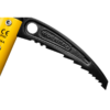 Un primer plano de una cabeza de piolet de metal negro con bordes dentados, con la inscripción "Made in Italy", resalta la precisión del Piolet Técnico Grivel Air Tech Evolution (copia). El mango amarillo muestra parte de una etiqueta con números, que muestra la construcción experta de la herramienta.