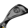 Primer plano de la cabeza de un hacha GRÄNSFORS BRUKS negra, que recuerda a la Piolet Técnico Grivel Air Tech Evolution (copia). La superficie metálica luce con orgullo el logotipo circular de la marca, con un acabado brillante que refleja la precisión que se encuentra en los equipos de Grivel.