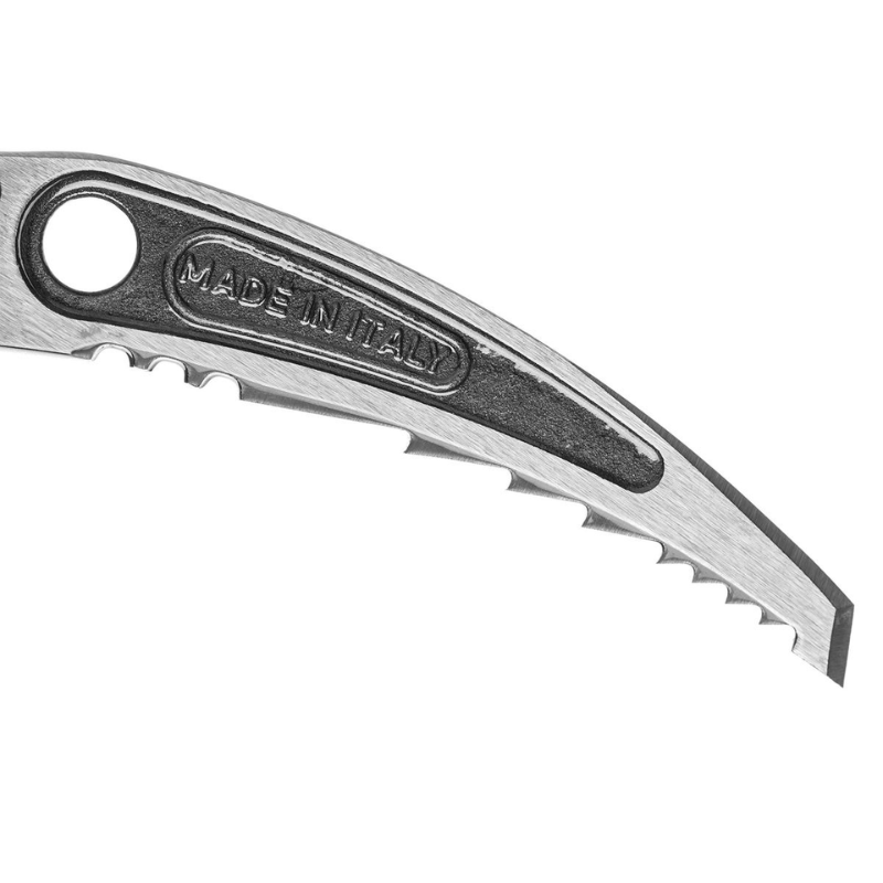 Primer plano de una hoja de herramienta de metal parcialmente dentada con la inscripción "Made in Italy" grabada en el mango, similar a la Piolet Clásico Grivel G1 (copia). El borde brillante presenta una combinación de dientes rectos y dentados para cortar.