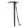 El Piolet Clásico Grivel G Zero tiene un mango de metal negro y una cabeza plateada dentada, con "C-Zero" y "Grivel" en amarillo y blanco. Una correa negra para la muñeca cerca de la cabeza mejora su idoneidad para el alpinismo.