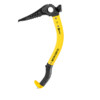 El "Piolet Técnico Grivel The North Machine Carbon (copia)", un piolet moderno de color amarillo y negro, presenta un filo dentado, un mango ergonómico y está impreso en el mango y está diseñado para escalada en hielo o montañismo.