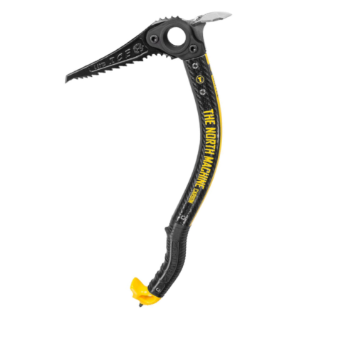 Imagen de un piolet negro con detalles en amarillo, fabricado por Grivel. Presenta un mango curvo y una punta dentada, que encarna la esencia de un Piolet Técnico. La marca "The North Machine" está impresa en el mango, mientras que el extremo inferior tiene una empuñadura amarilla para su manejo.