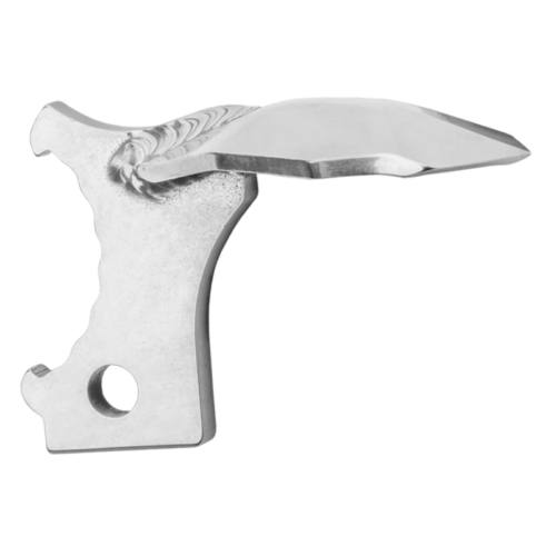Primer plano de un objeto metálico con borde dentado y orificio inferior, similar a la Hoja para Piolets Grivel Ice Vario (copia). Su diseño curvo hace alusión a su función de herramienta o pieza de máquina, mostrando un acabado suave y pulido.