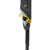 Primer plano de una herramienta de escalada negra y gris con una leva amarilla, que incluye una empuñadura y la Correa Doble Elástica Grivel Double Spring Evo para asegurar la cuerda. La leva metálica parcialmente expuesta muestra su mecanismo de bloqueo.