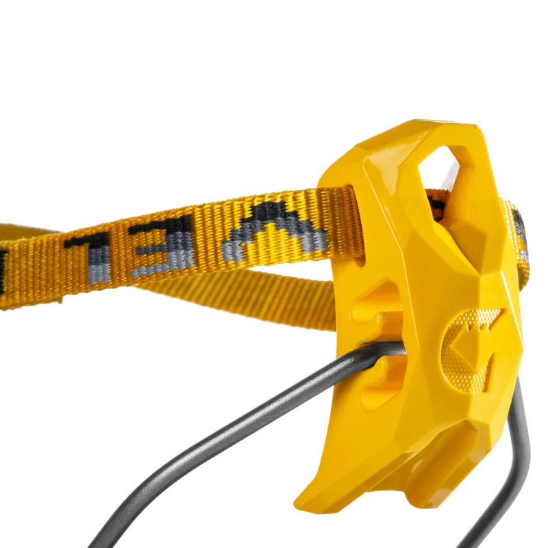 Primer plano de un accesorio para calzado de escalada amarillo con un diseño de correa y clip intrincado como los crampones Grivel G14. La correa alterna colores y el clip con corte angular lo hace perfecto para los entusiastas del montañismo técnico.