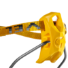 Primer plano de un crampón de escalada Grivel G20 Plus amarillo, con clavos de metal y una correa amarilla con texto y símbolos en gris. Cuenta con una pieza de plástico geométrica para asegurar la correa, ideal para aventuras técnicas.