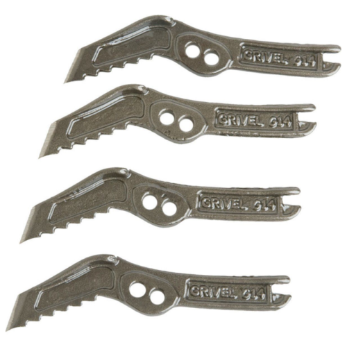 Cuatro picas de metal para escalada en hielo, parte del Accesorio para Crampones Grivel Antibott-Accordeon G10 (copia), están dispuestas verticalmente. Cada una tiene bordes dentados para agarrar el hielo, dos orificios circulares centrales y "GRIVEL 94" elegantemente grabado en cada pica.