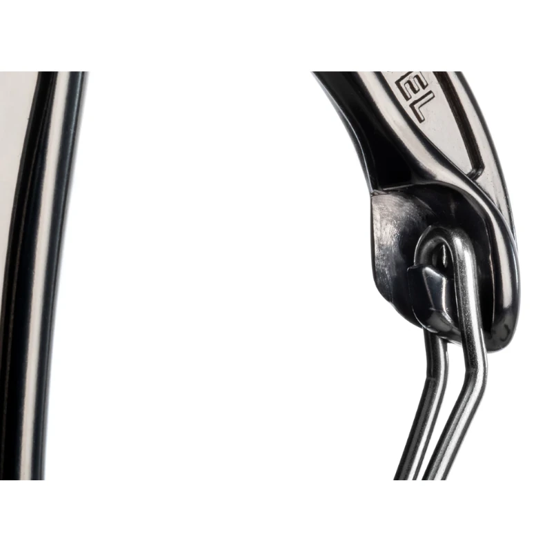 Detalle de un mosquetón metálico, en concreto el Mosquetón Grivel K3EW Plume Evo Wire, destacando su mecanismo de cierre y parte del armazón. El producto destaca sobre un fondo blanco.