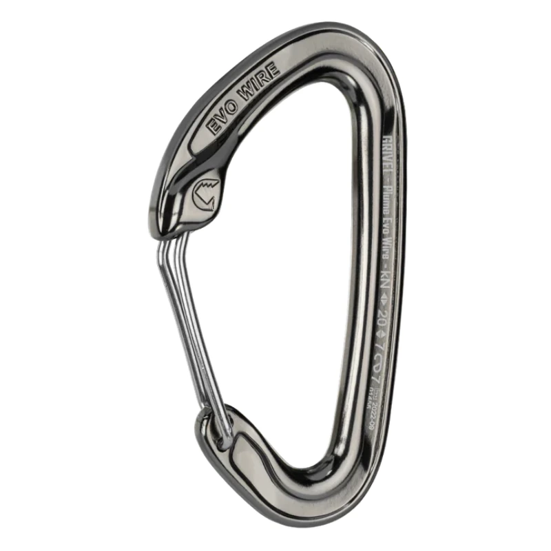 El Mosquetón Grivel K3EW Plume Evo Wire es un mosquetón de metal plateado con gatillo de alambre, rotulado "Evo Wire" y marcado "24 kN". Tiene una forma suave y ligeramente asimétrica.