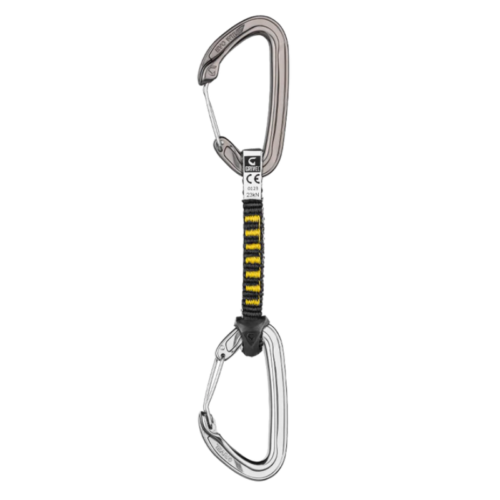 La Cinta Express Grivel Alpine Plume Evo es una cinta exprés de escalada con dos mosquetones plateados, cada uno con cierre de alambre, conectados por una eslinga de nailon negra y amarilla.