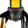 Primer plano de la cinta exprés de escalada Cinta Express Grivel All-Round Alpha con una cinta de nailon negra y amarilla que conecta dos mosquetones, uno con cierre dorado y el otro negro. Un protector de goma negro con un logotipo fija la cinta a un mosquetón.