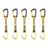 Cinco cintas exprés Cinta Express Grivel All-Round Alpha idénticas están alineadas una al lado de la otra. Cada una tiene un mosquetón negro en la parte superior, una correa con estampado amarillo y negro y un mosquetón dorado en la parte inferior. Estas cintas exprés están dispuestas verticalmente sobre un fondo blanco.