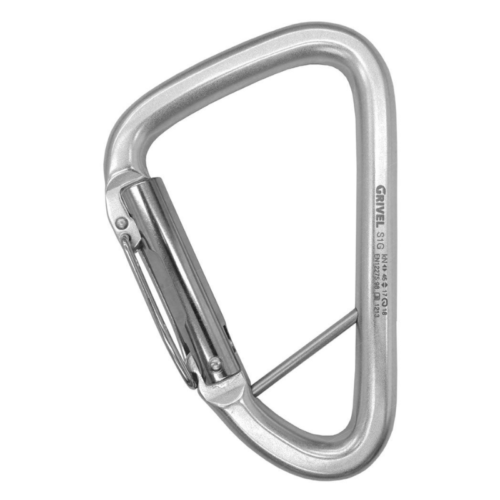 El Mosquetón Grivel Stealth (copia) es un mosquetón triangular plateado para escalada con gatillo recto con resorte, alambre de seguridad interno y especificaciones visibles, asegurando precisión y confiabilidad a los escaladores.