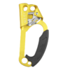 Un bloqueador de escalada de metal en amarillo y negro, similar al Asegurador Grivel Master Pro (copia), que dispone de un asa de agarre y una leva dentada para ascensos seguros por cuerda con marcas de seguridad claras.