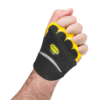 Se muestra una mano que lleva guantes Grivel Rock Gloves (copia) en negro y amarillo, con reducción de vibraciones. El guante cubre la palma y los dedos, mostrando un logotipo en la parte posterior. Con el puño cerrado, resalta el diseño ergonómico de estos excepcionales guantes.