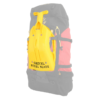 Una mochila de senderismo negra y roja exhibe una pala de nieve de acero "Martillo Grivel Thor" de color amarillo vibrante unida al frente, asegurada con correas para una resistencia similar a la del martillo de Thor.