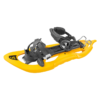 Las Raquetas de Nieve MSR Revo Explorer 25 (copia) tienen un marco de plástico amarillo con correas y fijaciones negras y grises. Presenta un diseño liviano con crampones de metal para tracción, que se muestran en ángulo para mostrar las vistas superior y lateral.