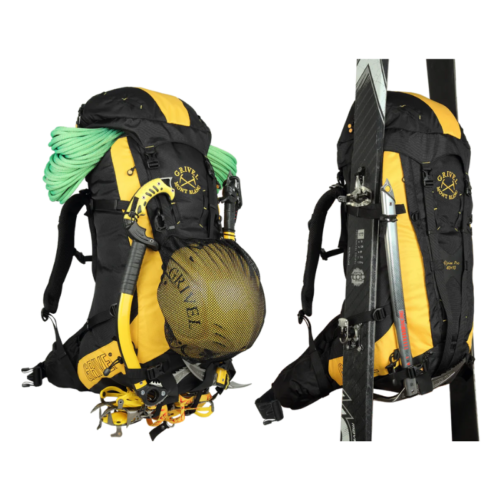 Dos imágenes muestran la versátil Mochila de Montaña Grivel Spartan 45 (copia). La imagen de la izquierda la muestra con una cuerda verde y un casco, mientras que la derecha resalta su versatilidad al asegurar los esquís y los bastones en el lateral.