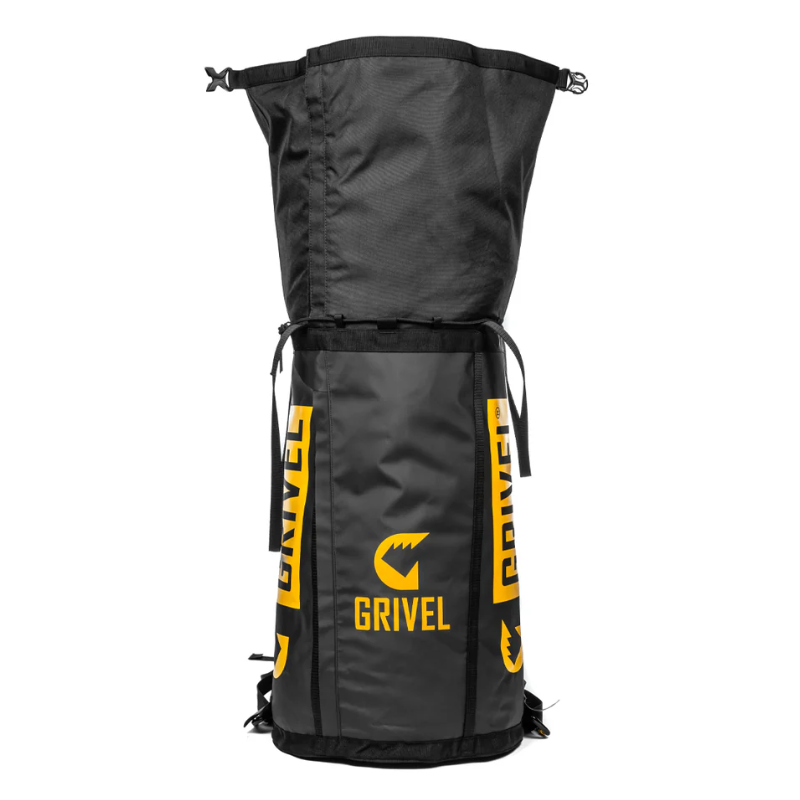 La Mochila de Montaña Grivel Alpine Pro 40 + 10 (copia) en color negro y gris, con logo y texto en amarillo, ofrece un interior espacioso y correas laterales ajustables para un ajuste personalizado.