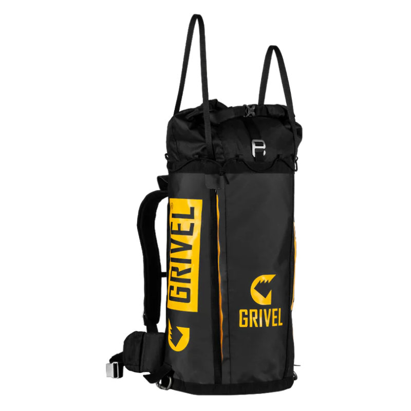 La mochila de montaña Grivel Alpine Pro 40 + 10 en color negro con marca amarilla presenta dos logotipos verticales, correas ajustables para los hombros y la cintura, además de presillas de sujeción superiores, perfectas para escalar y actividades al aire libre.