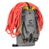 Una mochila de montaña Grivel Spartan 30 gris con dos piolets en la parte delantera, una cuerda de escalada naranja enrollada en la parte superior, correas negras y la marca Grivel, ideal para salidas de aventura.