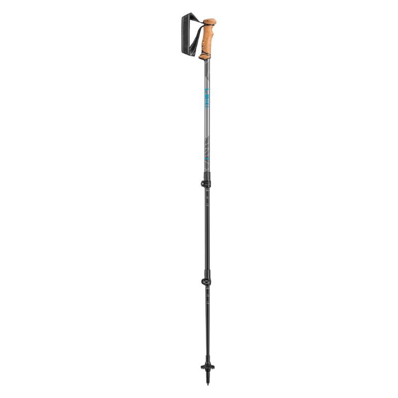 Los bastones de trekking Leki Eagle (copia) cuentan con un mango de corcho, correa ajustable y dos cierres de ajuste. Este bastón negro con detalles en azul ofrece una altura personalizada y una punta afilada para un excelente agarre en diversos terrenos.
