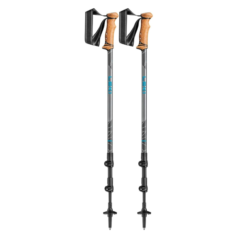 Los bastones de trekking Leki Eagle (copia) son bastones de trekking negros con mangos de corcho, correas ajustables y detalles en azul. Ofrecen secciones ajustables con mecanismos de bloqueo y puntas puntiagudas para uso al aire libre.