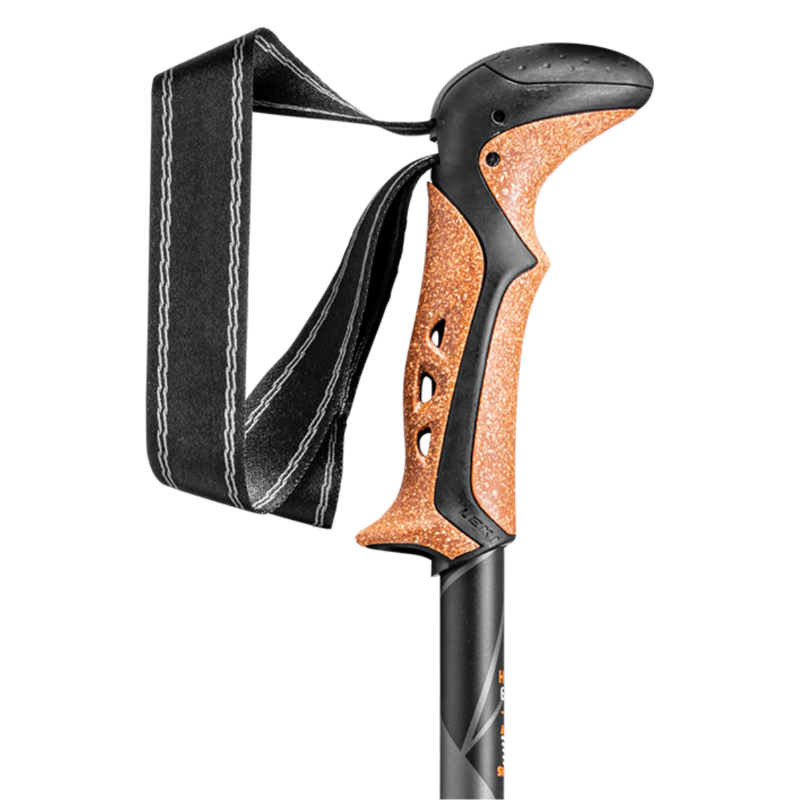 Primer plano de los Bastones de Trekking Leki Lhasa Mujer (copia), que muestra un bastón de trekking negro con un corcho marrón contorneado y un mango negro, que incluye una correa de muñeca negra ajustable.