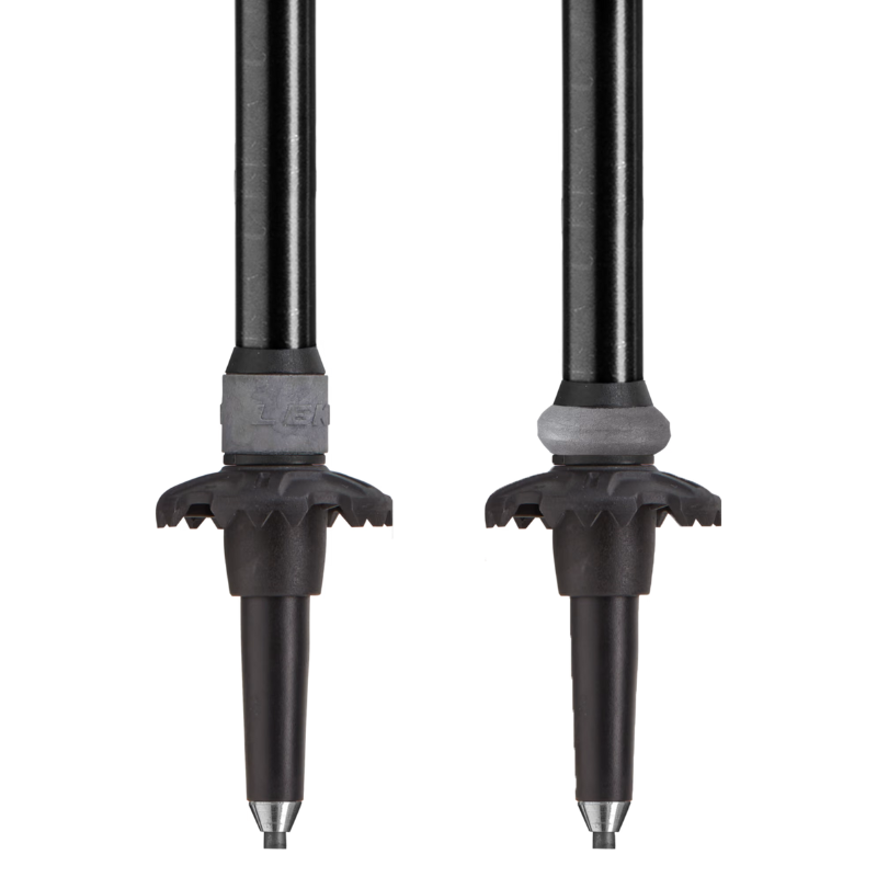 Primer plano de dos bastones de trekking negros con extremos de carburo y cubiertas de goma gris. El agarre texturizado de estos bastones de trekking Leki Lhasa Mujer (copia) garantiza un agarre seguro para las aventuras en los senderos, sobre un fondo blanco liso que enfatiza su elegante diseño.