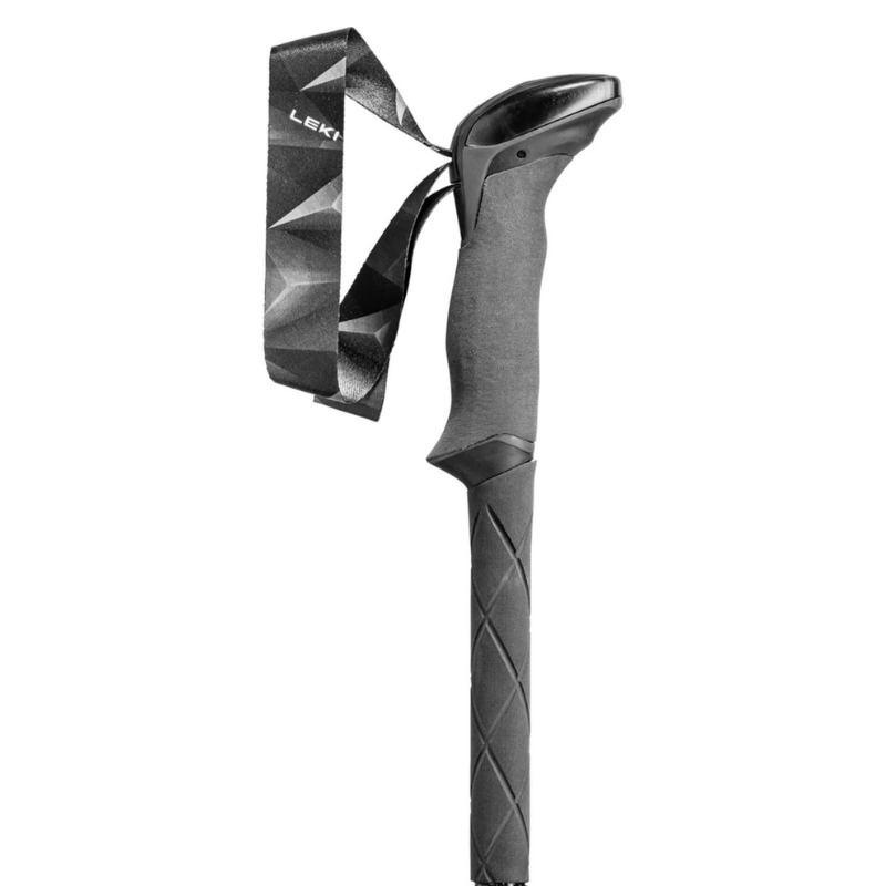 El bastón de trekking plegable Leki Makalu FX TA de color negro cuenta con un agarre texturizado y una correa de muñeca ajustable, presenta un patrón geométrico en el mango y un eje cónico.