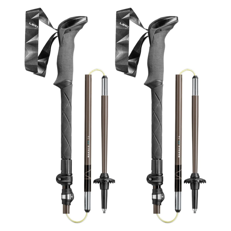 Dos Bastones de Trekking Plegables Leki Makalu FX TA plegables con asas ergonómicas, correas para muñecas y puntas puntiagudas se desmontan en tres secciones cada uno, lo que resalta su diseño compacto para una fácil portabilidad en caminatas.