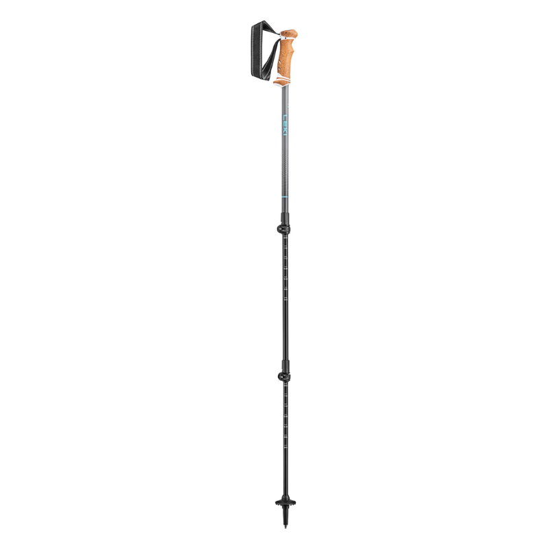 Los bastones de trekking Leki Lhasa Mujer ofrecen un diseño ligero y ajustable con un mango de corcho y una correa para la muñeca. Los bastones negros y grises tienen marcas de medición y una punta puntiaguda, lo que garantiza comodidad y precisión en cada aventura.