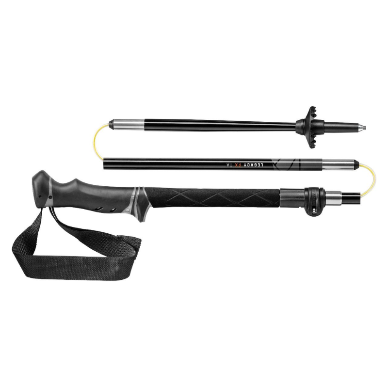 El bastón de trekking Leki Makalu (copia) es un bastón de trekking plegable de color negro que cuenta con un mango contorneado, correa para la muñeca y punta puntiaguda. Dividido en tres partes y conectadas por un cordón amarillo, es un ejemplo de diseño portátil.