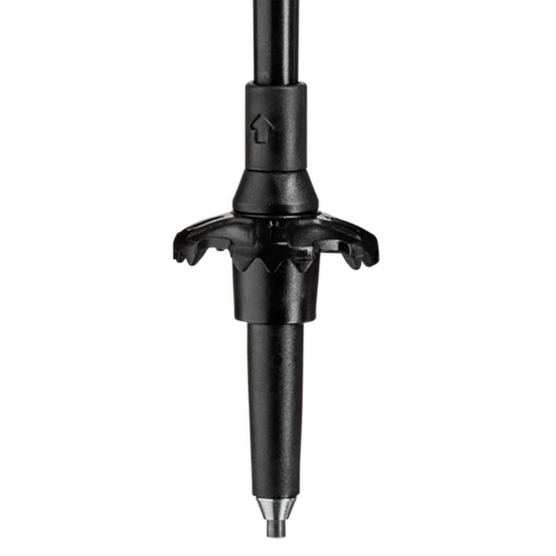 Primer plano de la punta de un bastón de trekking negro con un protector de goma extraíble. Los bastones de trekking Leki Cressida Mujer cuentan con una pequeña canasta circular cerca de la punta para brindar estabilidad en diversos terrenos, lo que los hace ideales para cualquier aventura.