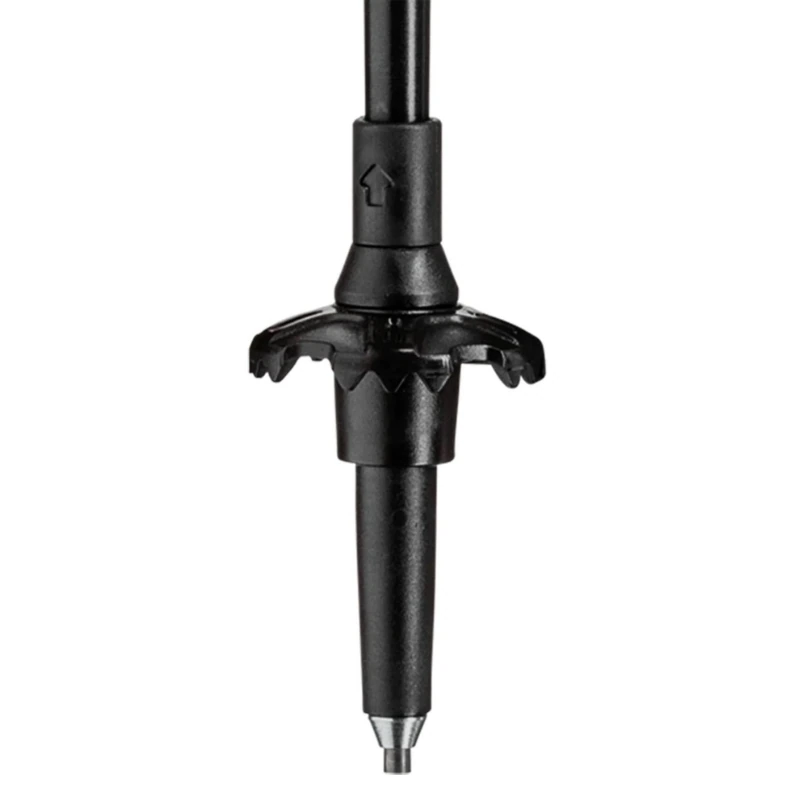 Primer plano de la punta de un bastón de trekking negro con un protector de goma extraíble. Los bastones de trekking Leki Cressida Mujer cuentan con una pequeña canasta circular cerca de la punta para brindar estabilidad en diversos terrenos, lo que los hace ideales para cualquier aventura.