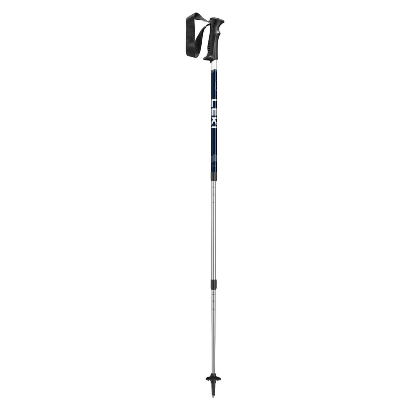 Los bastones de trekking Leki Eagle cuentan con un diseño ajustable y plegable con un mango azul y plateado, un mango ergonómico negro, correa para la muñeca y una punta puntiaguda con una pequeña canasta. El nombre de la marca está presente en este elegante bastón de trekking.