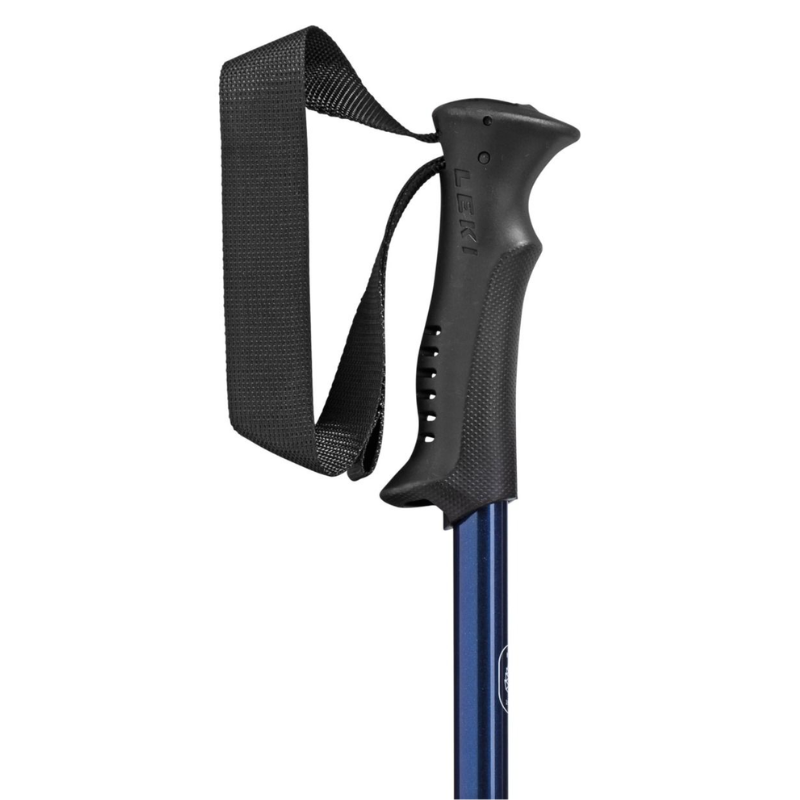 Primer plano de los bastones de trekking Leki Eagle, que presentan un diseño azul con un mango ergonómico negro, ranuras para el agarre y una correa de muñeca ajustable unida cerca de la parte superior. Estos bastones elegantes y livianos son ideales para cualquier aventura de senderismo.