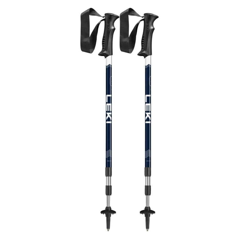 Los Bastones de Trekking Leki Eagle son bastones de trekking ajustables con mangos y correas de muñeca de color negro, con un elegante diseño metálico y un acabado azul oscuro que muestra con orgullo la marca "LEKI" en blanco.