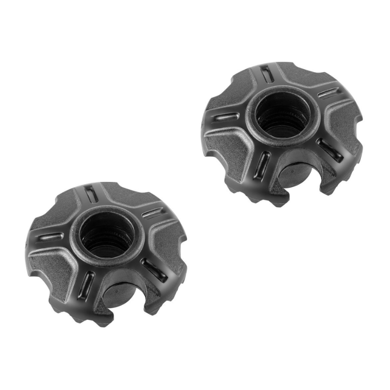 Dos cierres hexagonales negros Leki Tourenteller con superficies texturizadas están colocados en diagonal sobre un fondo blanco, con un orificio central y un diseño acanalado. Tienen un aspecto robusto e industrial, perfecto para bastones de trekking.