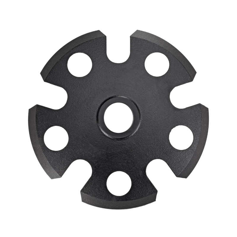 Un disco metálico circular negro con un orificio central y seis orificios espaciados uniformemente se asemeja a un engranaje. Tiene cortes suaves y redondeados entre los orificios. Este componente pertenece a Arandelas para Bastones de Trekking Leki Tourenteller y está colocado sobre un fondo blanco.