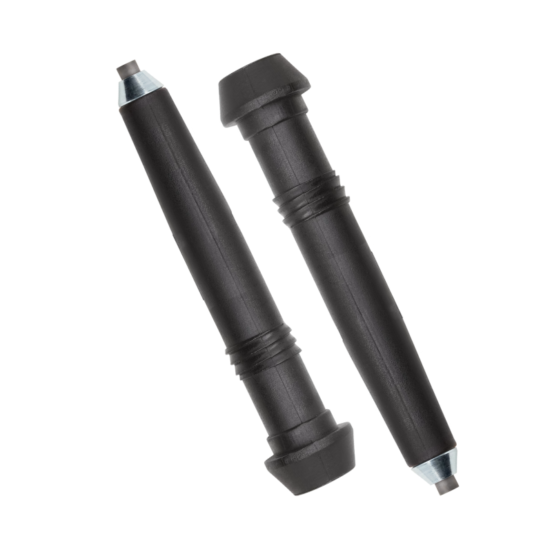 Dos elegantes lápices ópticos con forma de bolígrafo y puntas metálicas se encuentran en paralelo sobre un fondo blanco. Estos accesorios ergonómicos ofrecen un agarre cómodo y cuentan con ranuras en forma de anillo cerca de las puntas, similares a la precisión del Accesorio Bastones de Trekking Leki Trekking Basket 2.0 (copia).