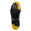 La imagen muestra la parte inferior de una zapatilla de montaña La Sportiva Akyra II GTX, que presenta un dibujo de la banda de rodadura con tacos de goma multidireccionales negros y amarillos para un agarre en diversos terrenos y un pequeño símbolo de cruz roja cerca del área superior del talón.