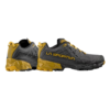 La zapatilla de montaña La Sportiva Akyra II GTX, un par de zapatillas de trail running de color gris y amarillo, cuenta con una suela resistente para mayor tracción y un diseño con cordones. "La Sportiva" está escrito en amarillo en el lateral. Se muestran vistas laterales y traseras.