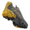 La zapatilla de montaña La Sportiva Akyra II GTX es una zapatilla para trail running con una suela resistente y detalles en negro y dorado. La marca "La Sportiva" adorna el lateral, mientras que los patrones geométricos y los agarres texturizados garantizan una mejor tracción para cada aventura.