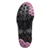 La zapatilla de montaña La Sportiva Akyra II GTX (copia) tiene una suela con agarres de goma grandes y de múltiples formas en violeta y negro. Una cruz roja cerca del talón y la palabra "GORE-TEX" en negrita se destacan sobre un fondo blanco nítido.
