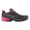 La zapatilla de montaña La Sportiva Akyra II GTX (copia) negra y rosa presenta una suela resistente, parte superior de malla con detalles en rosa, cordones y presilla en el talón. Ideal para actividades al aire libre, muestra de forma destacada el nombre "La Sportiva" en el lateral.