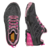 Las zapatillas de montaña para correr La Sportiva Akyra II GTX (copia) son zapatillas deportivas negras con detalles y cordones rosas, que cuentan con una suela resistente para mayor tracción. Incluyen vistas regulares y en ángulo superior, con la marca en la lengüeta y la plantilla.