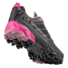 La zapatilla de montaña para correr La Sportiva Akyra II GTX (copia) presenta un diseño llamativo en negro y rosa con una banda de rodadura agresiva para una mejor tracción, realzada por la etiqueta GORE-TEX y la marca en el lateral. Su talón y suela en rosa brindan un contraste llamativo con la parte superior negra.
