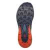 La zapatilla de montaña La Sportiva Akyra II GTX (copia) tiene una banda de rodadura con surcos profundos para mayor tracción. Su sección superior es de color azul oscuro, con transición a naranja brillante en la parte inferior, con una pequeña "X".